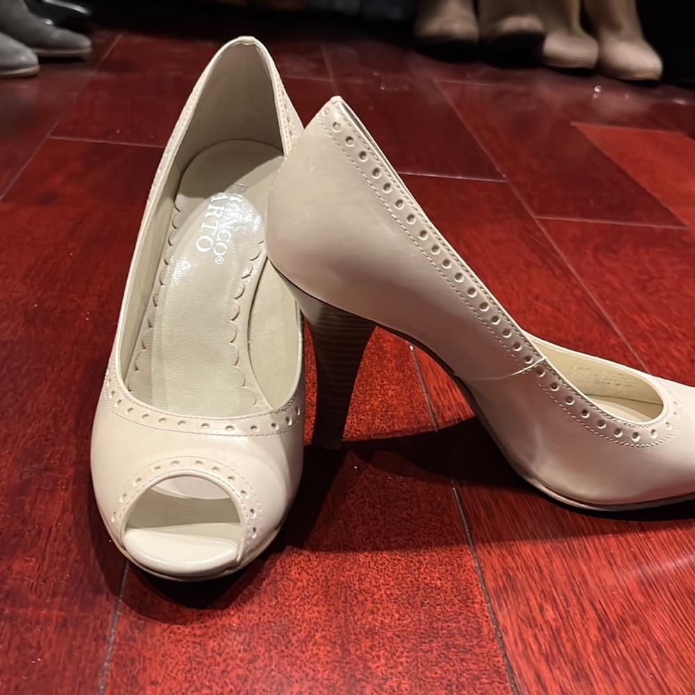 Peep toe Franco Sarto cream heels - Picture 2 of 4